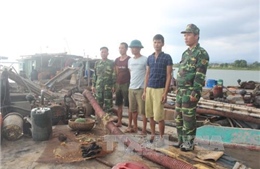 Quảng Ninh: Bắt giữ ba tàu hút cát trái phép
